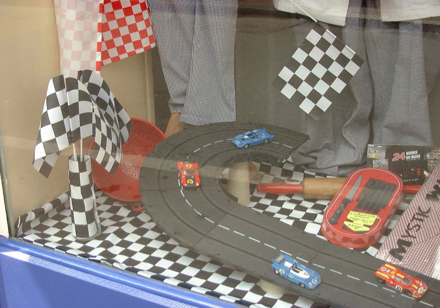 Vitrine AVETPRO pour les 24 Heures du Mans, circuit miniature et petites voitures de course sur un damier