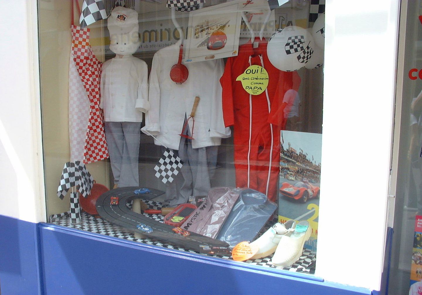 Vitrine AVETPRO aux couleurs des 24 Heures du Mans, veste de cuisine pour enfant, combinaison rouge de pilote et drapeaux à damier
