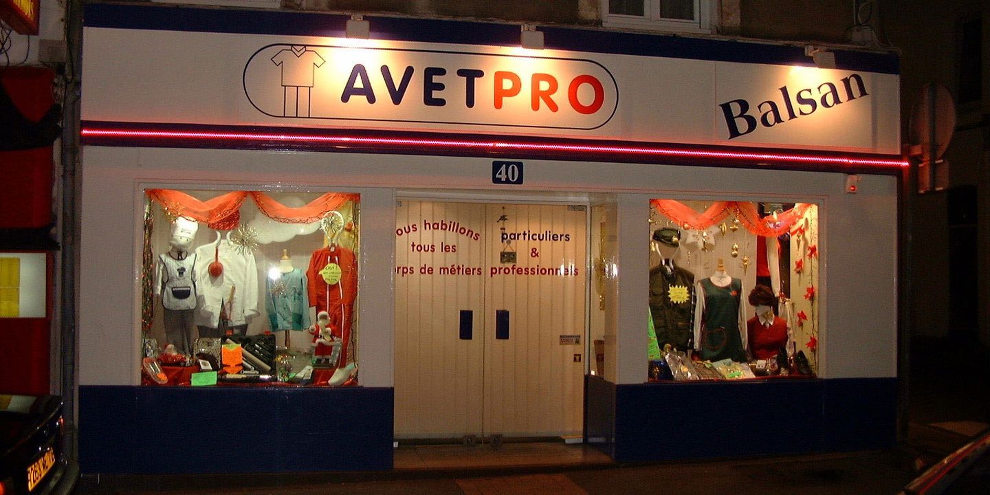 La boutique AVETPRO au 40 rue Nationale au Mans, de nuit, enseigne et vitrines éclairées