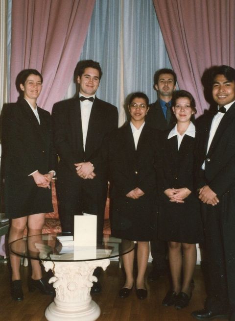 Stagiaires de l'Hôtel Concorde du Mans en tenue de service habillés par AVETPRO en 1998