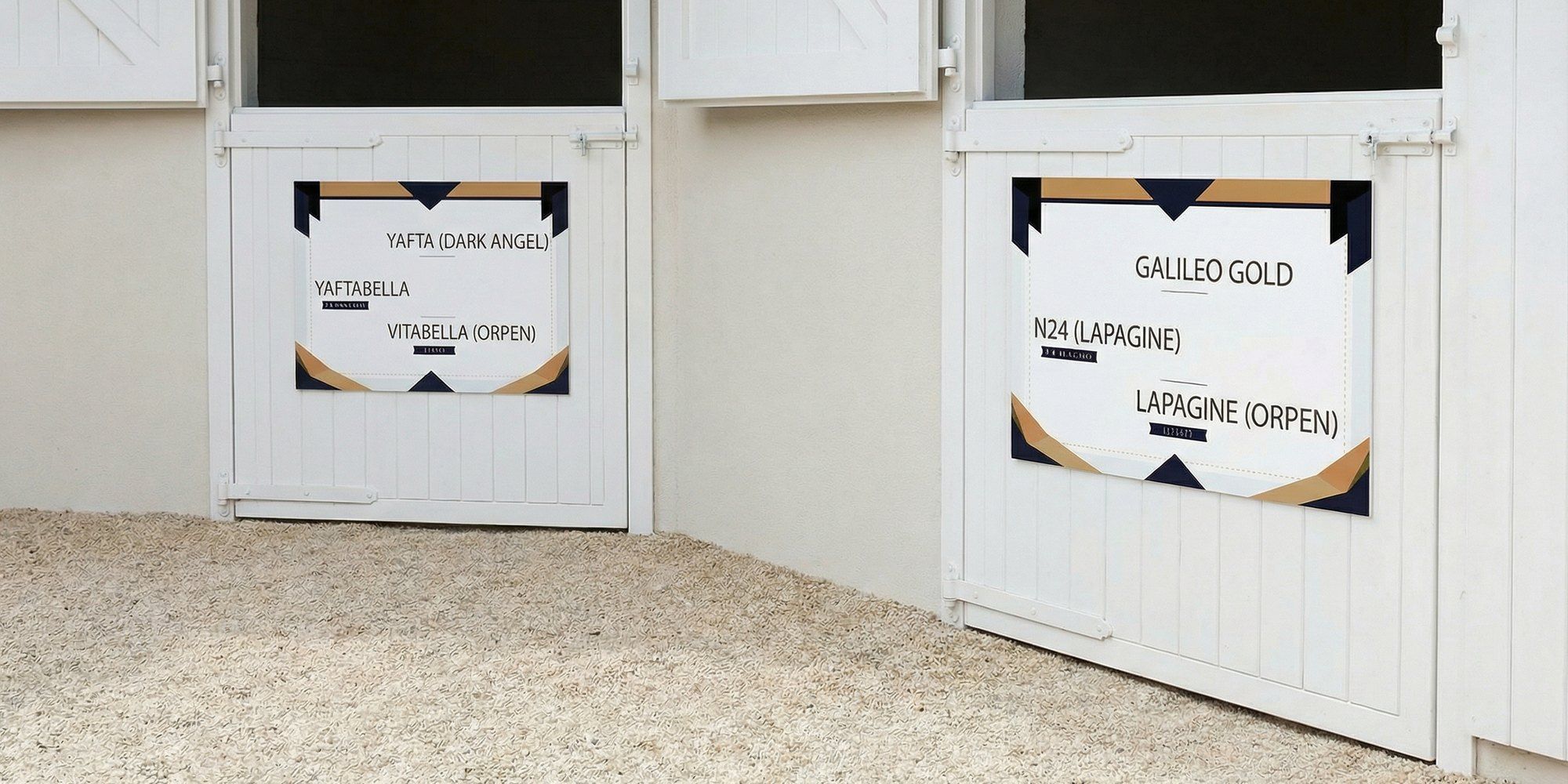Plaques imprimées sur Akilux fixées sur les portes des box d'une écurie